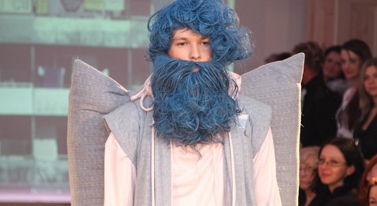 Paviljons: мужская обнаженка от Артиса Штамгутса и жители Межциемса и Плявниеков с синими бородами