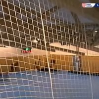 Video: Čehijā florbola spēles laikā iebrūk jumts; brīnumainā kārtā visi izglābjas