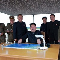 Ziemeļkoreja draud izmēģināt ūdeņraža bumbu Klusajā okeānā; Čenuns uzbrūk 'jukušajam' Trampam