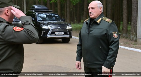 Александр Лукашенко показался на публике после нескольких дней отсутствия. У него был бинт на руке