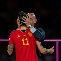 'Diskvalificējošais skūpsts': Spānijas futbola bijušajam bosam piespriests sods par skandalozu epizodi