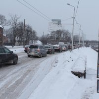 Sniega dēļ Rīgā lēnāka satiksme
