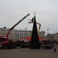 Uzslieta šī gada pirmā Ziemassvētku eglīte Rīgā