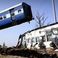 Foto: Vilciens uz Vārānasī noskrien no sliedēm; vismaz 31 upuris