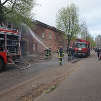 Foto: Kā ugunsdzēsēji no liesmām glāba koka namu Zaķu ielā