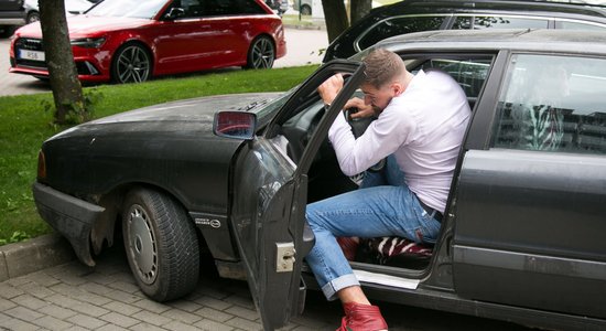 Foto: Valančūns uz Lietuvas izlases pirmo treniņu ierodas vecā 'Audi 80'