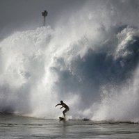 Foto: Orkāns Marija par prieku sērfotājiem sagādā milzu viļņus Kalifornijā