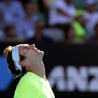 Šveicieši Federers un Vavrinka sasniedz Francijas atklātā čempionāta astotdaļfinālu