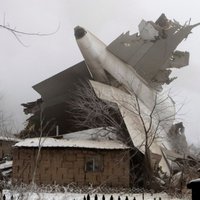 Kirgizstānā turku lidmašīna uzkrīt ciemam; vismaz 37 bojāgājušie