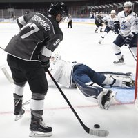 'Rīgas' hokejisti MHL mačā izcīna uzvaru pēcspēles metienu sērijā