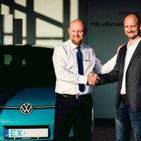 Video: Pirmie klienti Latvijā saņēmuši elektriskos 'VW ID.3' spēkratus