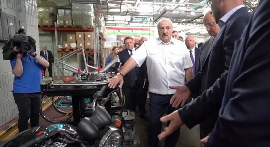 Lukašenko strostē rūpniekus par ķīniešu detaļām 'Minsk' motociklos