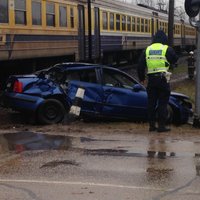 ЧП на железнодорожном переезде в Огре: поезд столкнулся с автомобилем