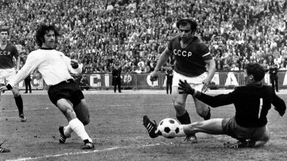 june 18, 1972, Gerd Mueller West Germany scores goal against Soviet Union