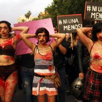 Смерть изнасилованной девушки вызвала массовые протесты в Латинской Америке