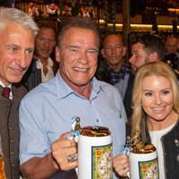 Foto: Švarcenegers kopā ar mīļoto malko alutiņu 'Oktoberfest' dzīrēs