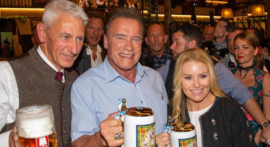 Foto: Švarcenegers kopā ar mīļoto malko alutiņu 'Oktoberfest' dzīrēs