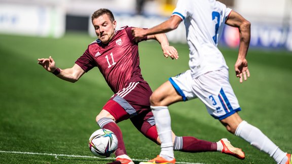 Latvijas futbolisti bīstami uzbrūk, bet nospēlē neizšķirti ar Kuveitu Latvijas futbolisti bīstami uzbrūk, bet nospēlē neizšķirti ar Kuveitu