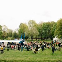 Foto: Vairāk nekā 800 iedzīvotāju piedalās 'Lampas' iesildīšanas pasākumā Iļģuciemā