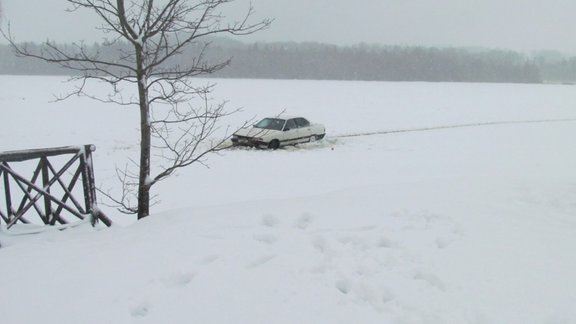 Mašīna uz ledus Daugavā