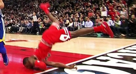Video: Basketbolists NBA spēlē pēc bumbas trieciena grozā piezemējas uz sejas