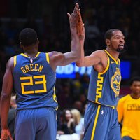 'Warriors' turpina cerēt uz Duranta palīdzību NBA finālsērijā