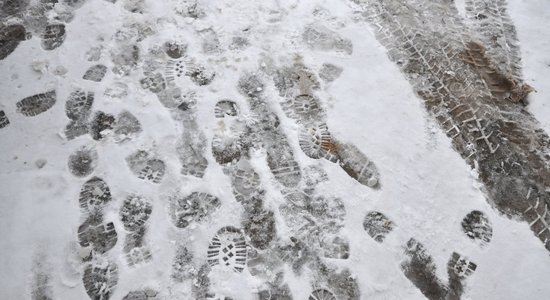 В центре Риги на переходе сбита женщина: полиция ищет свидетелей ДТП