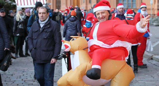 Foto: Vecrīgā jestri aizvadīts Ziemassvētku vecīšu labdarības skrējiens