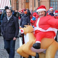 ФОТО: В Риге прошел благотворительный забег Дедов Морозов