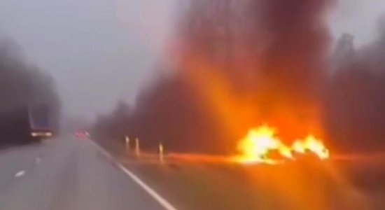 ВИДЕО. В Екабпилсском крае после столкновения с грузовиком загорелся легковой автомобиль