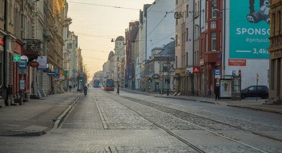 Rīgas pašvaldība aicina apsaimniekotājus sakopt ietves pēc ziemas sezonas