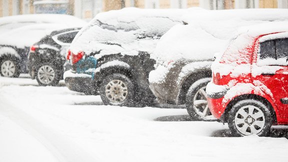 apsniguši automobiļi sniegs ziema