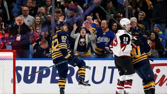 Marcus Foligno Buffalo Sabres celebrates goal, Brendan Perlini Arizona Coyotes 