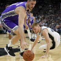 Bertānam neizteiksmīgs sniegums grūtā 'Spurs' uzvarā pār 'Nets'