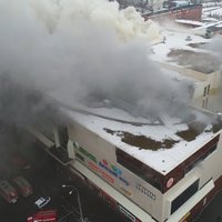 Izdegušajā Krievijas tirdzniecības centrā apsargs izslēdzis trauksmes zvanu