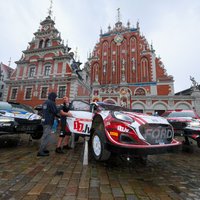 ФОТО. ЧМ по ралли: В Вецриге под дождем прошел заезд гоночных автомобилей в преддверии Tet Rally Latvia