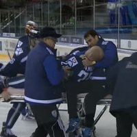 Video: 'Slovan' hokejists Naģs nejauši ar slidu pārgriež rīkli pretiniekam