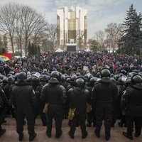 Moldovas galvaspilsētā pret jauno valdību protestē 10 000 cilvēku
