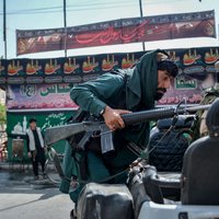 'Taliban' aktīvi meklējot tos, kas sadarbojās ar ASV un NATO; cilvēki iznāk ielās ar karogiem