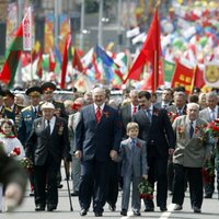 Коронавирус в мире: Беларусь проведет парад 9 мая; Германия открывает церкви