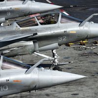 Foto: Francūži islāmistiem Sīrijā uzbrūk no aviācijas bāzes kuģa 'Charles de Gaulle'