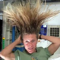 Video: Kā bezsvara stāvoklī izmazgāt matus