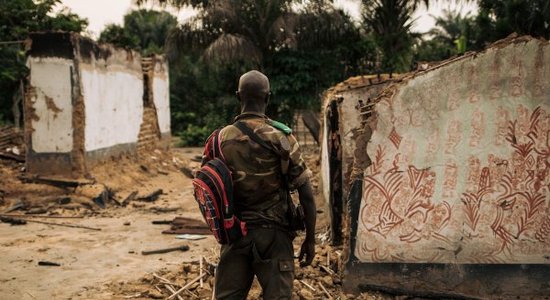 Karavīrs Kongo DR nogalinājis sievu un vairākus cilvēkus sava dēla bērēs