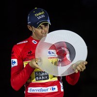 Kontadors trešo reizi triumfē 'Vuelta Espana' velobraucienā