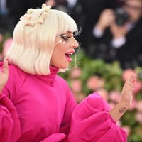 Video: Lady Gaga uz skatuves piedzīvo nelāgu ķibeli