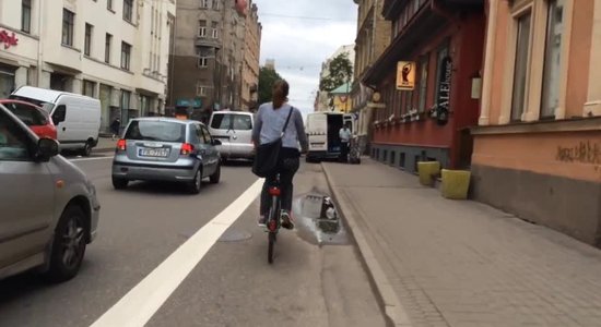 ВИДЕО: Велополоса на Лачплеша глазами велосипедиста - люки, ямы, машины