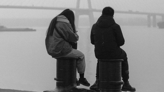 Viens dzer, otrs cieš – kāpēc cilvēki nespēj pamest partneri ar atkarību?