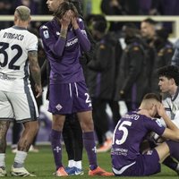 Laukumā saļimušais "Fiorentina" futbolists nācis pie samaņas