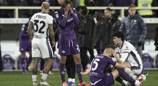 Laukumā saļimušais "Fiorentina" futbolists nācis pie samaņas