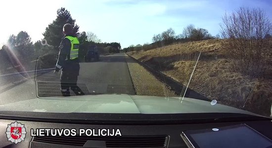 Lietuvas policija dzenas pakaļ ierebušam traktora vadītājam